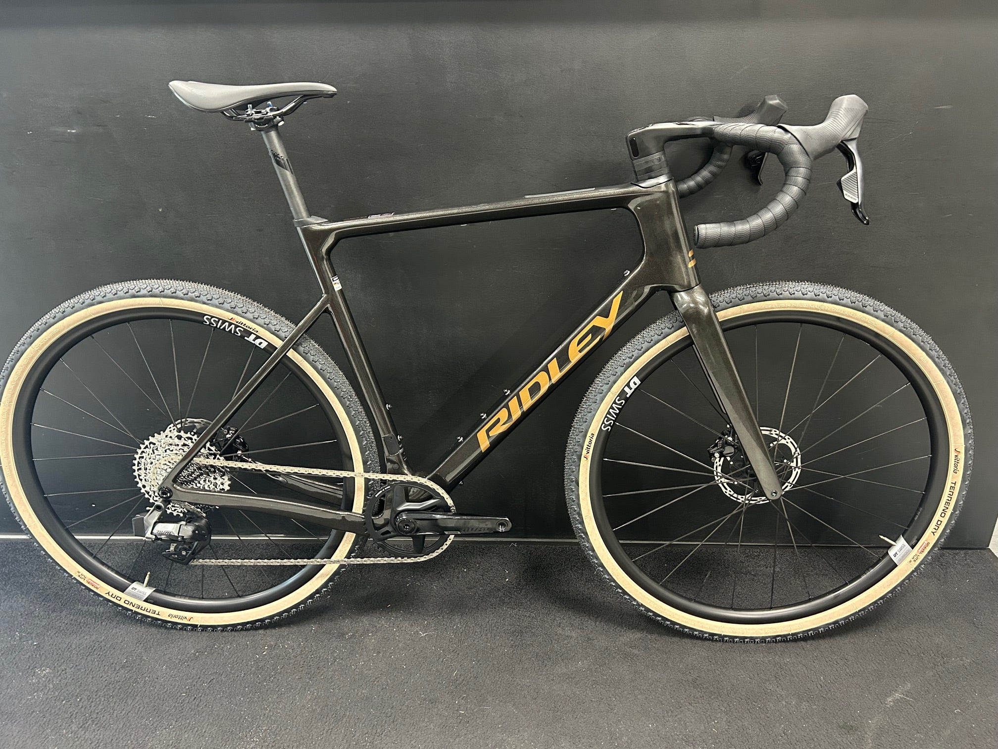 Ratas Ridley ASTR Rival XPLR 1x12 (M), must/kuldne