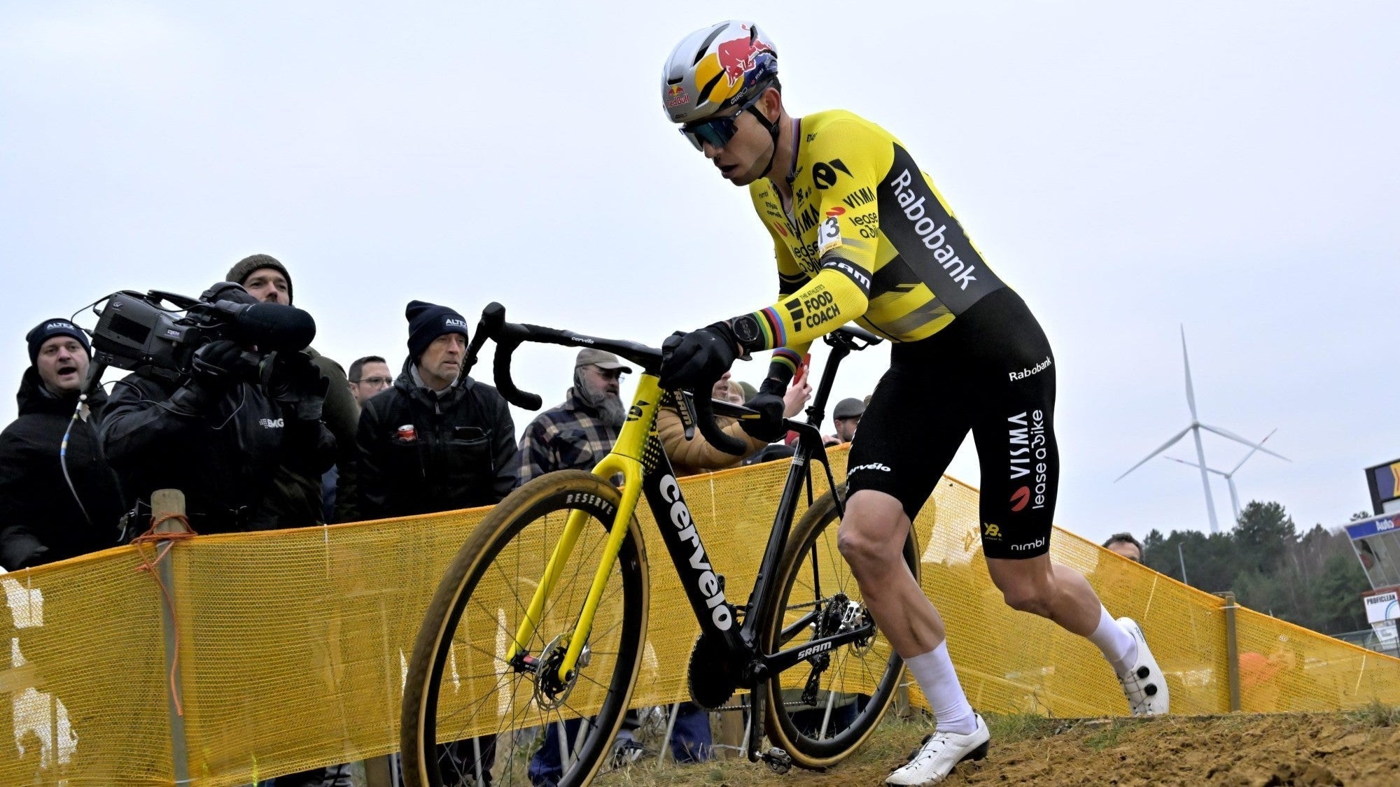 Vigastatud Wout van Aert käis operatsioonil (VIDEO)